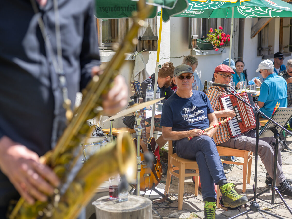 Jazzkonzert vor einer Schutzhütte im Montafon