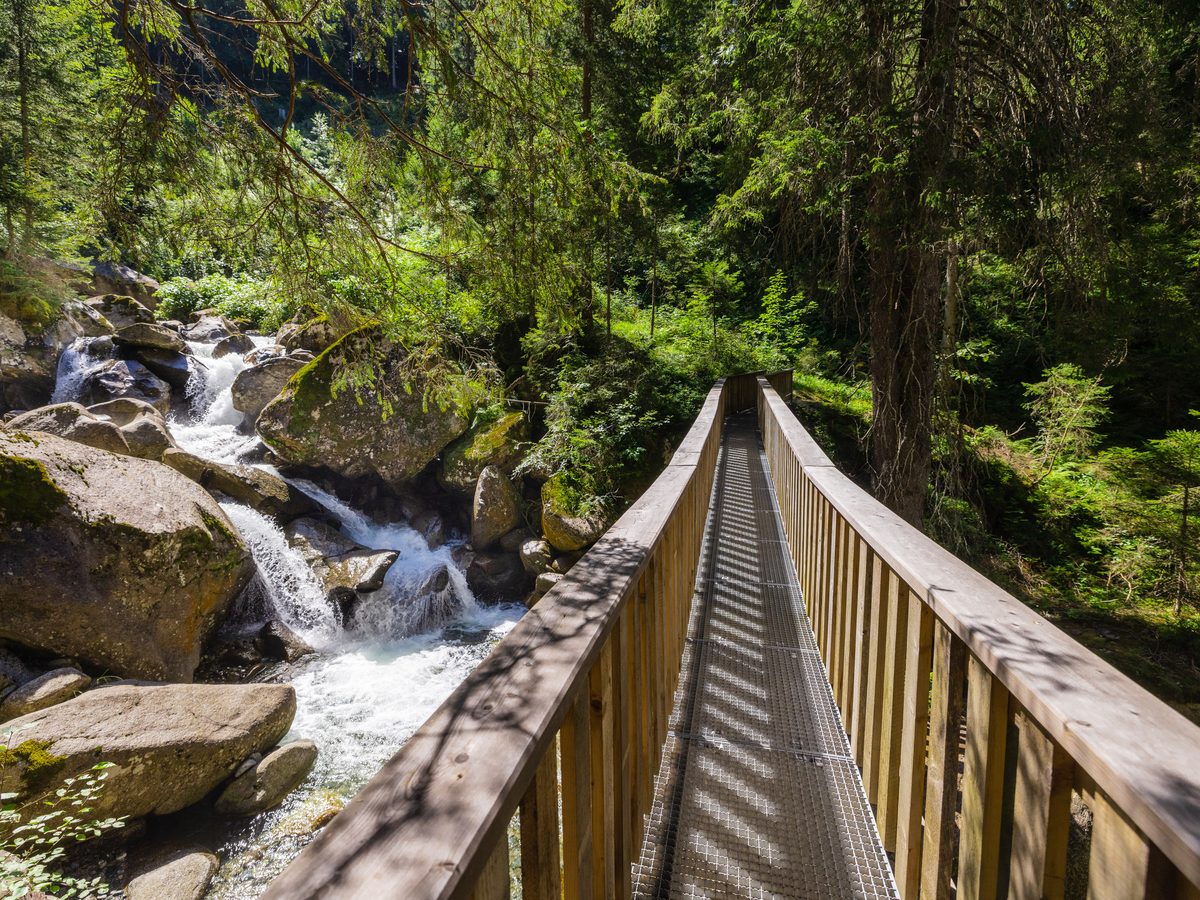 Holzsteg am Energieweg über den Bach